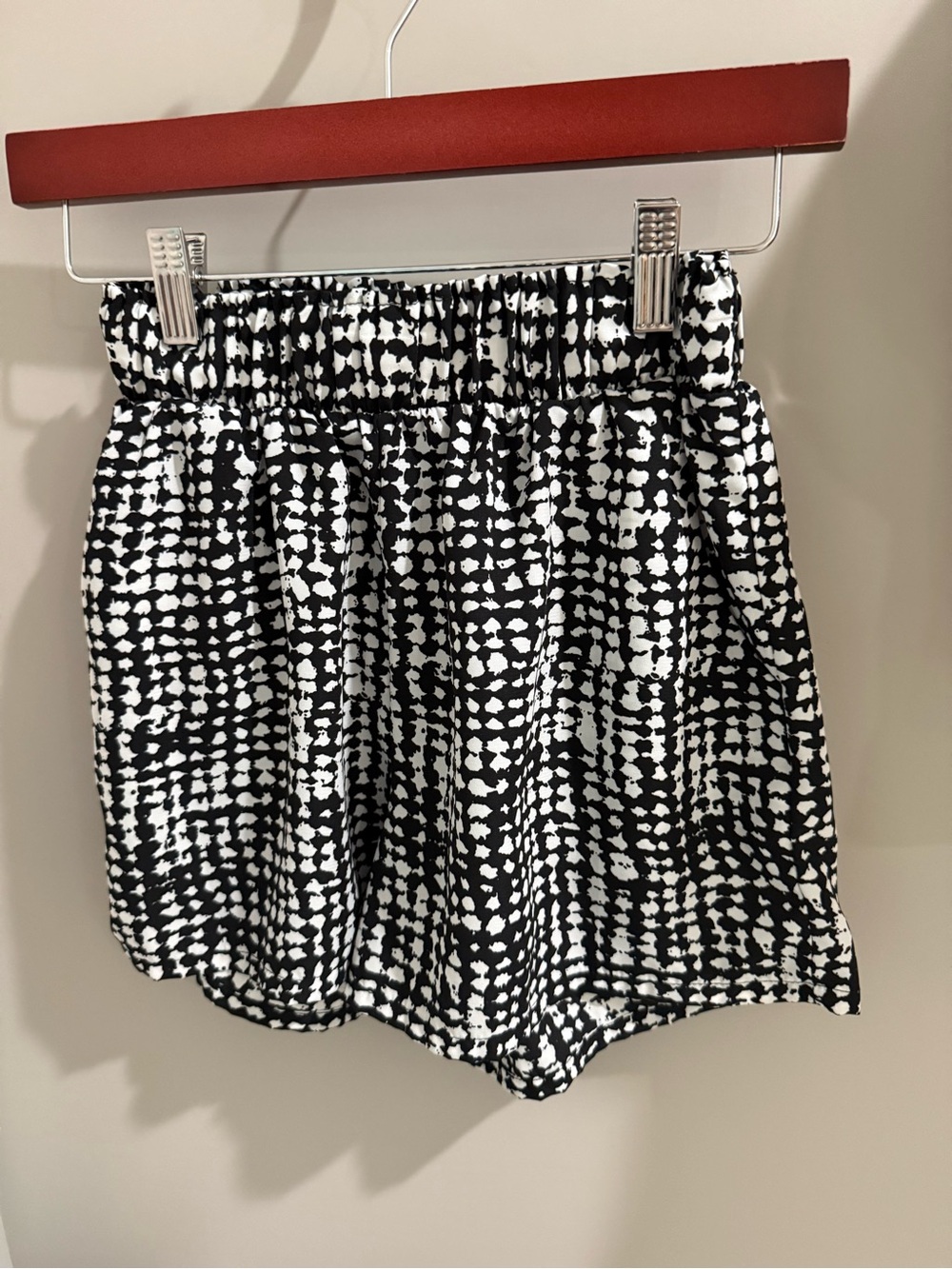 Women’s Black & White Patterned Elastic Waist Shorts